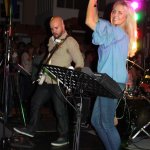 Elli Ernst Sängerin der D-Lite Partyband aus Geseke mit Gitarrist Davide Catalano beim Schützenfest Plettenberg 2017 am Samstag