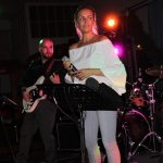 Elli Ernst Sängerin der D-Lite Partyband aus Geseke mit Davide Catalano beim Schützenfest Plettenberg 2017 am Sonntag