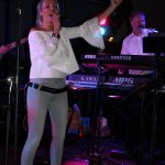 Elli Ernst Sängerin und Michael Ernst, Keyboarder der D-Lite Partyband aus Geseke beim Schützenfest Plettenberg 2017 am Sonntag