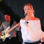 Elli Ernst Sängerin und Andi Kober Bassist der D-Lite Partyband aus Geseke beim Schützenfest Plettenberg 2017 am Sonntag