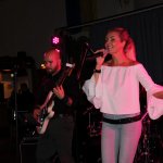 Elli Ernst Sängerin der D-Lite Partyband aus Geseke mit Gitarrist Davide Catalano beim Schützenfest Plettenberg 2017 am Sonntag