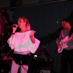 Elli Ernst Sängerin der D-Lite Partyband aus Geseke mit Bassist Andi Kober beim Schützenfest Plettenberg 2017 am Sonntag