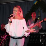 Elli Ernst Sängerin der D-Lite Partyband aus Geseke mit Bassist Andi Kober beim Schützenfest Plettenberg 2017 am Sonntag