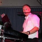 Michael Ernst, Keyboarder der D-Lite Partyband aus Geseke NRW beim Schützenfest Plettenberg 2017 am Sonntag